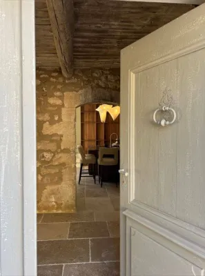 Une ferme XVIII eme en situation dominante à Ménerbes dans le Luberon.