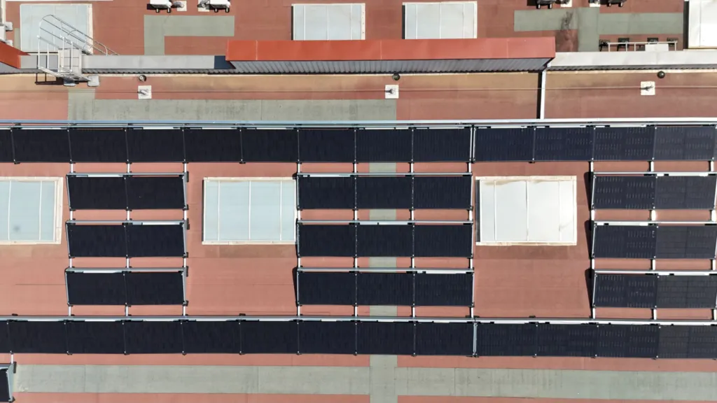 PESS vous accompagne dans votre projet photovoltaïque pour vos locaux commerciaux 