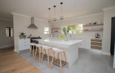 Espace de vie lumineux avec parquet et mobilier contemporain après modernisation intérieure.