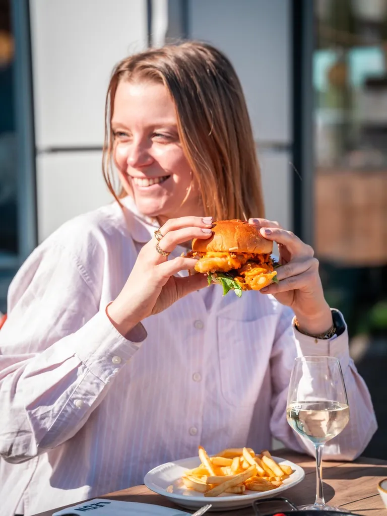 Découvrez les burgers et plats signature des restaurants Léon Semécourt et Léon Augny, une cuisine généreuse aux saveurs authentiques