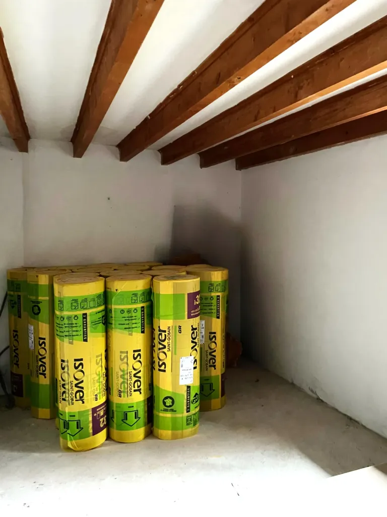 Laine de verre avant mise en œuvre pour travaux d’isolation thermique intérieure à Charnay-lès-Mâcon (Saône-et-Loire 71).