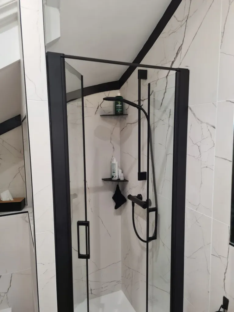 Plombier pour la rénovation d'une salle de bains avec verrière sur-mesure et receveur ultra plat sur Le Havre 76