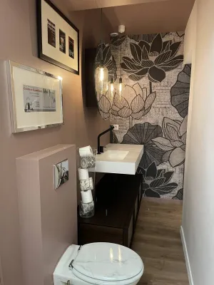 Conception et installation de mobilier salle de bain sur mesure haut de gamme esprit boudoir à Bandol dans le Var