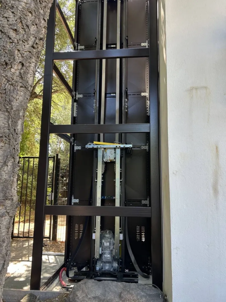 Le pas à pas 3 = la strcuture autoportante prête à acceuillir les panneaux vitrées lors de l'installation d'un élévateur VIMEC ARIA en pylône dans le Golfe de Saint Tropez