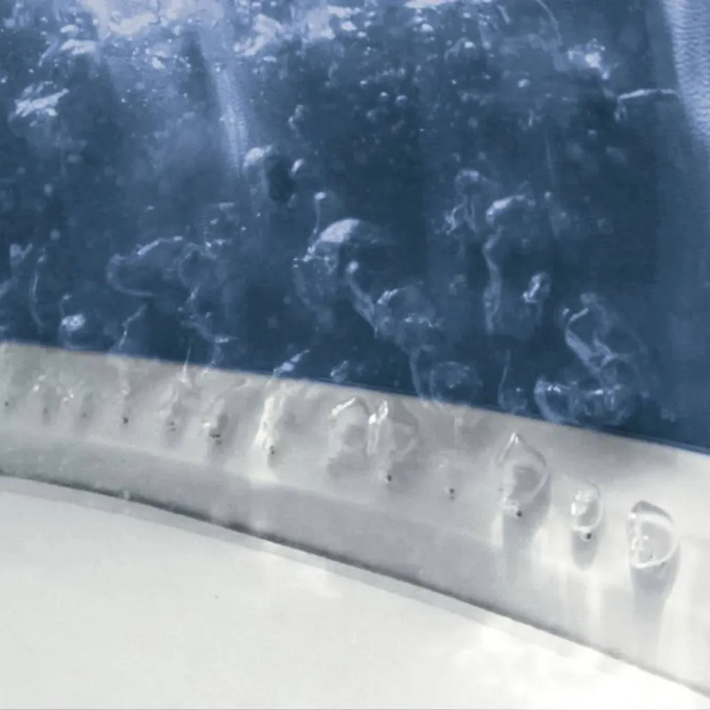 Pure Spa Bulles LED 4 Places INTEX chez Aquarev'Piscines à Revest-des-Brousses dans le 04
