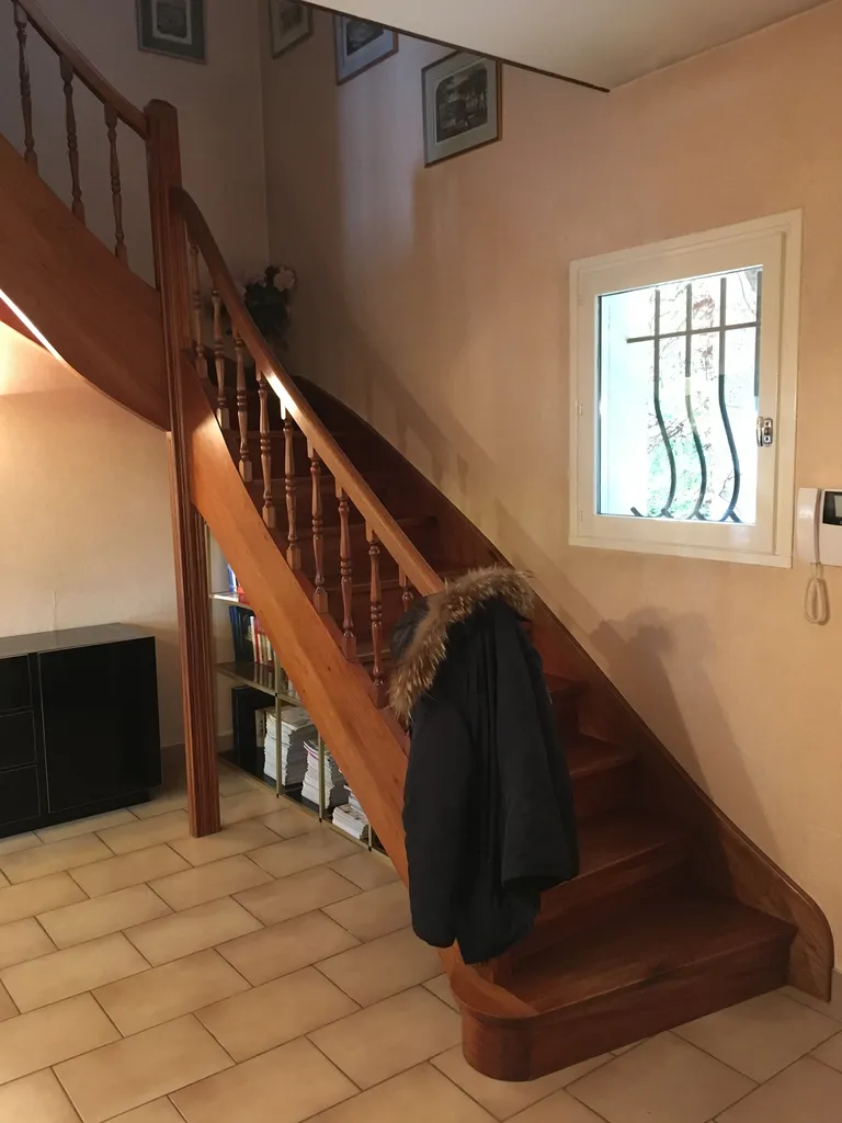 Ancien escalier intérieur en bois avant rénovation dans cette maison à Sainte-Foy-lès-Lyon, remplacé ensuite par un escalier design plus moderne et lumineux