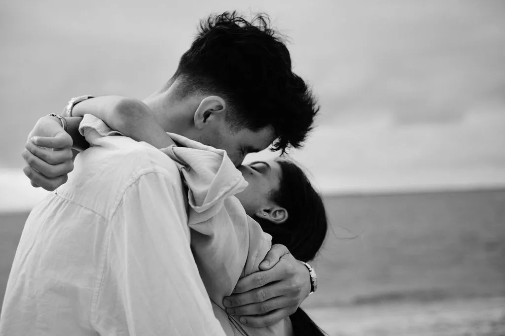 Ayrton et Samia : Une demande en mariage lors d'une séance photo magique, au pied de la Dune du Pyla en Gironde - Les Mariages de Mademoiselle L - Sandra Lexow