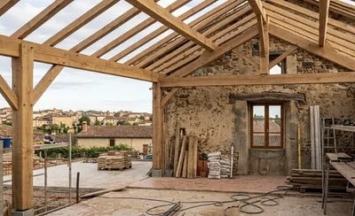 Suivi rigoureux d'un chantier d'extension de maison individuelle dans l'Albigeois. De la conception des plans à la pose de la charpente en bois, Benezech Maître d'œuvre coordonne chaque artisan pour garantir la solidité du gros œuvre et le respect des règ