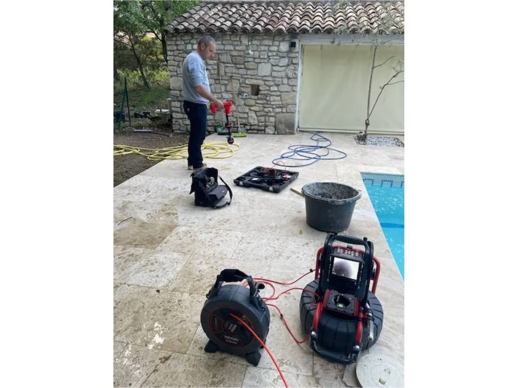 Réparation d'une canalisation de piscine sous dalle grâce au chemisage à Cavaillon, Vaucluse