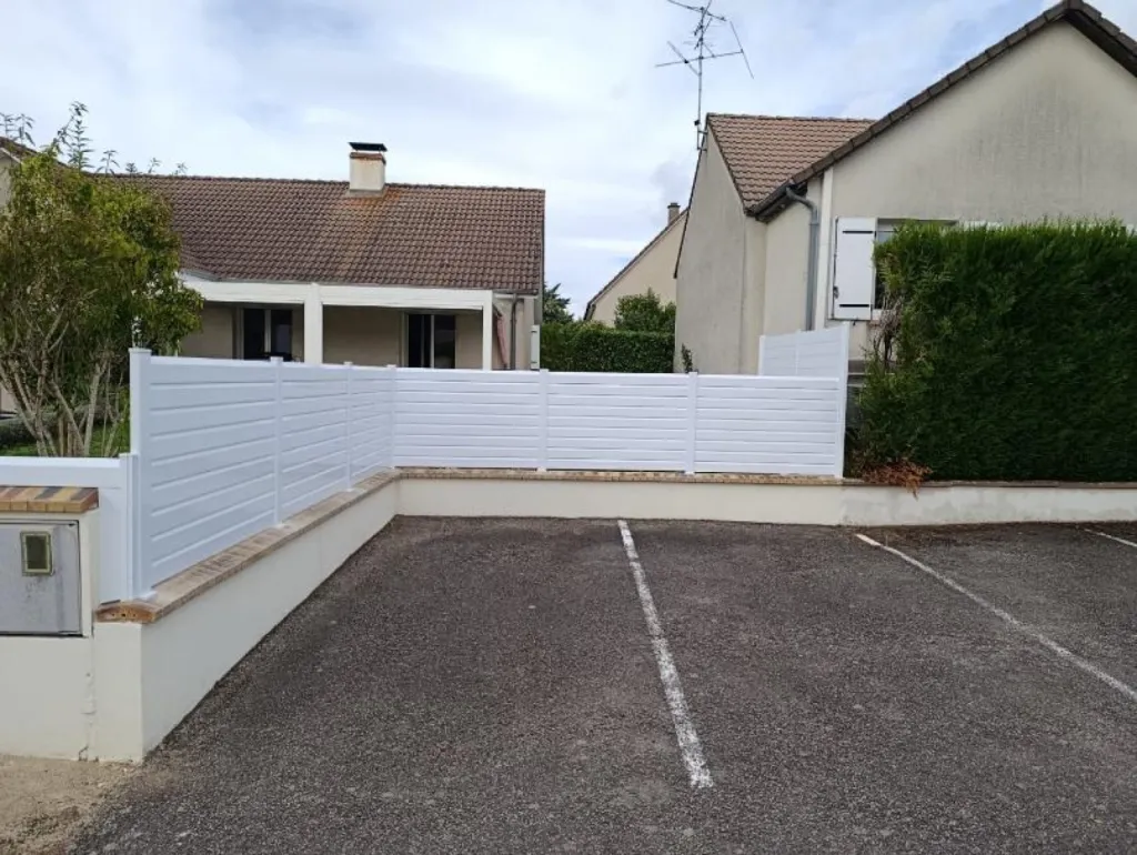 Pose de clôtures aluminium thermolaquées modèles Pannecière et Yate à Quetigny