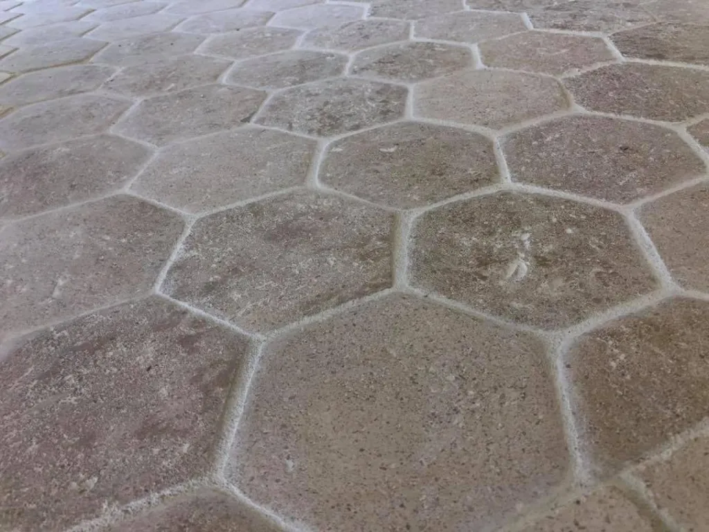 Carrelage pierre naturelle, Tomette hexagonale en pierre de France, livraison à Brest en Bretagne 