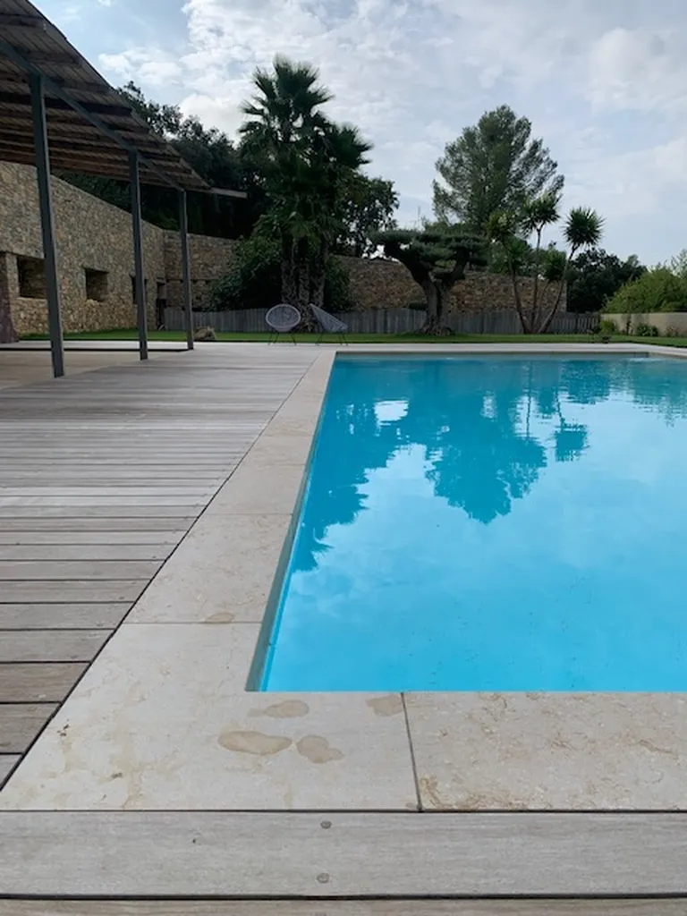 MARGELLE PISCINE EN PIERRE NATURELLE DE CASTELLA BEIGE / CENIA BEIGE FINIRION BOUCHARDEE FIN
