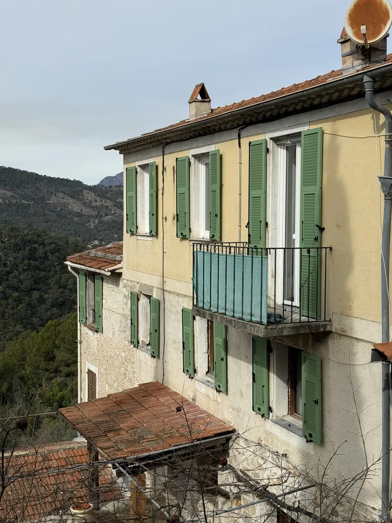 Volets battants aluminium persiennés sur mesure finition vert satiné RAL 6021
