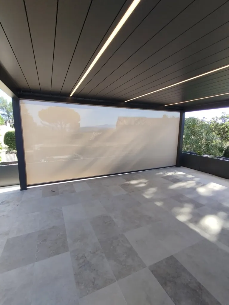 Pose d'une pergola bioclimatique adossé a une façade dans le 13