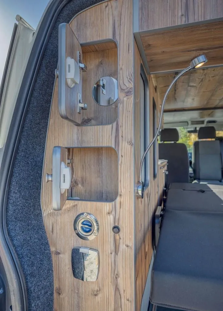 Aménager son VW T6 Court à Chambéry : van compact à finition bois grange pour les escapades savoyardes