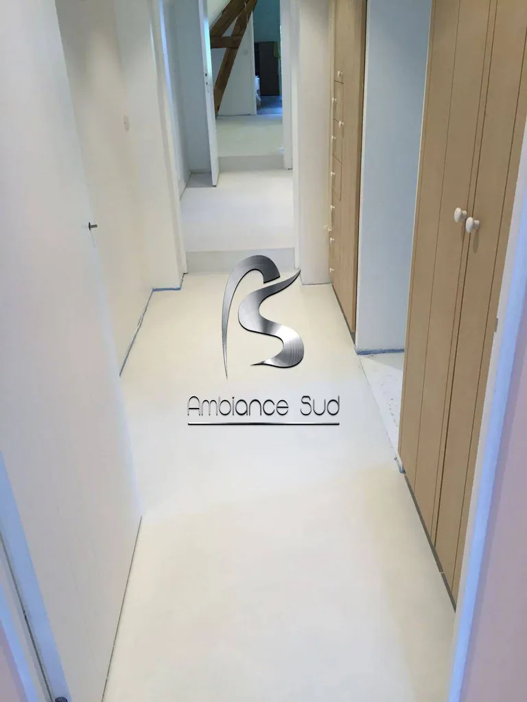 RENOVATON DE L'ETAGE D'UNE GRANDE MAISON A COTE EURODISNEY SUR PARIS AVEC UN BETON CIRE TALOCHE