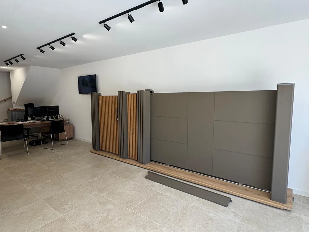 Le showroom SIPP à Ajaccio a été entièrement rénové : venez découvrir nos portes, portails et systèmes de sécurité dans un espace d'exposition repensé pour mieux vous conseiller