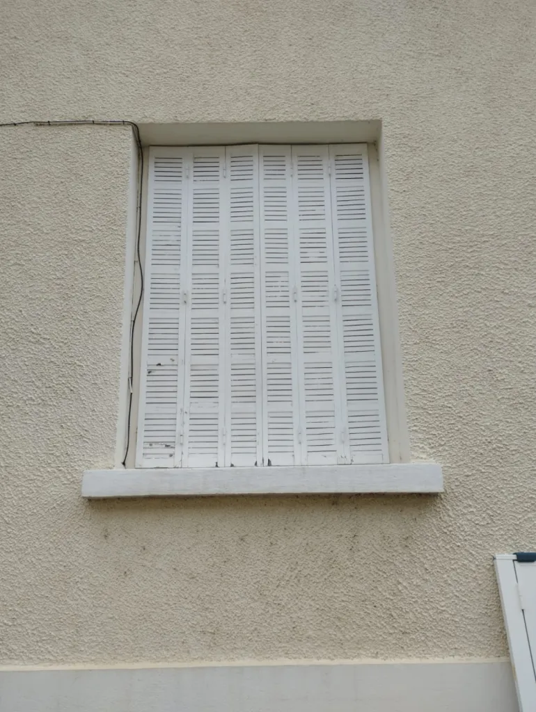 Installation de persiennes repliables aluminium ORPHEE fabrication française sur mesure à Dijon en Côte-d’Or