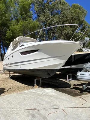 Toni Marine propose à la vente un Jeanneau Leader 8 d'occasion équipement d'un moteur in-bord Volvo Penta 320 CV disponible à La Londe les Maures près de Hyères