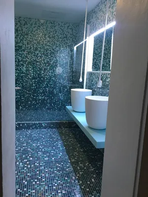 salle de bain entièrement en mosaïque bisazza sfumato