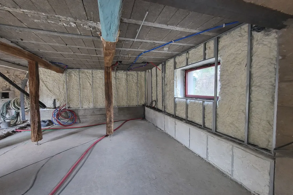 Isolation des murs par projection de mousse polyuréthane à cellules ouvertes