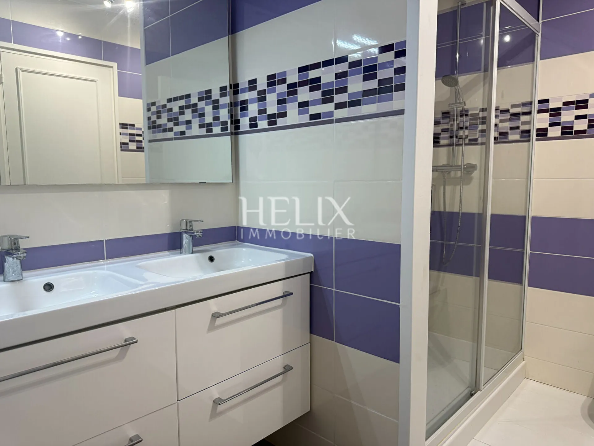 Très belle propriété en parfait état située au village de Villennes sur Seine avec une grande piscine et un jardin de 4300M²