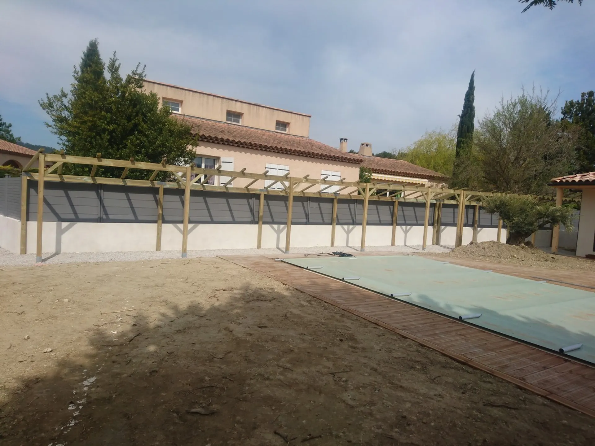 Réalisation d'une pergolas en Pin autoclave à Bouc Bel Air