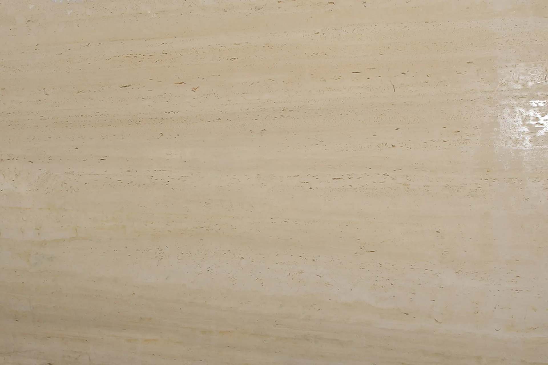 Travertin Navona blanc : pierre calcaire italienne aux teintes claires pour aménagement intérieur