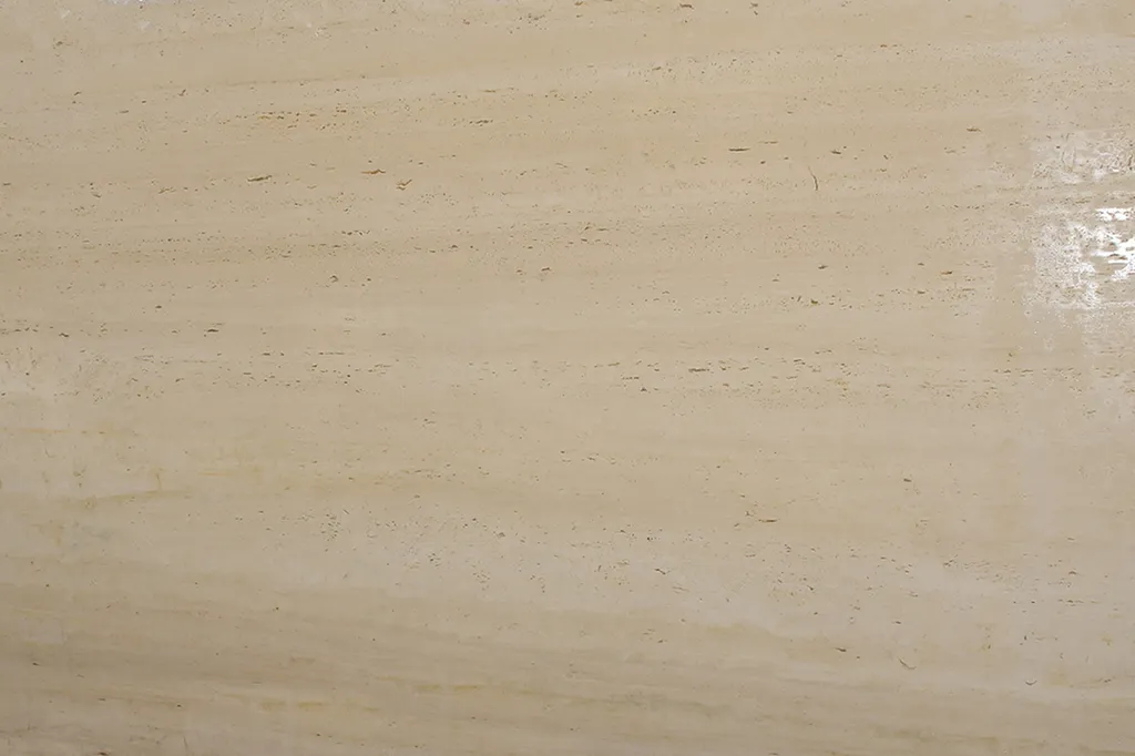 Travertin Navona blanc : pierre calcaire italienne aux teintes claires pour aménagement intérieur