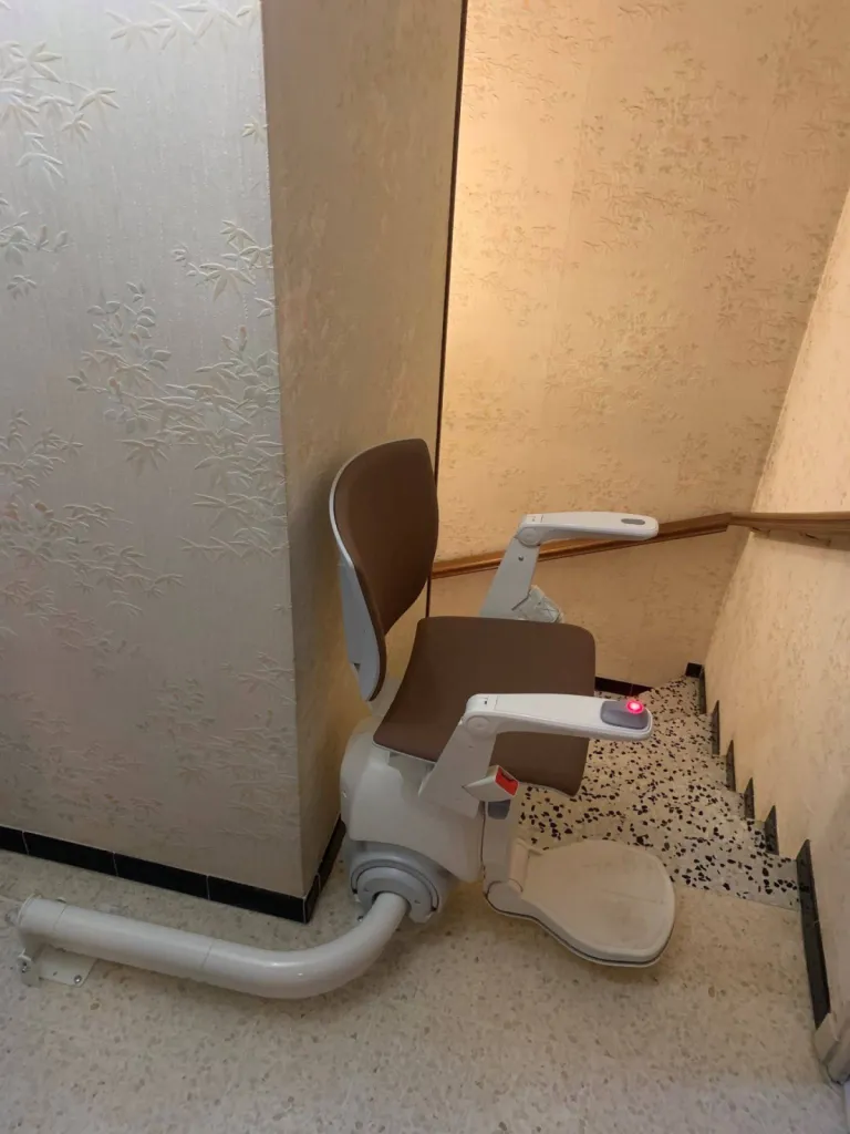 Stockage déporté pour libérer le palier lors de l'installation réussie pour ce fauteuil monte-escalier monorail OTOLIFT Modul'Air en intérieur à six fours dans le Var entre Toulon & Marseille