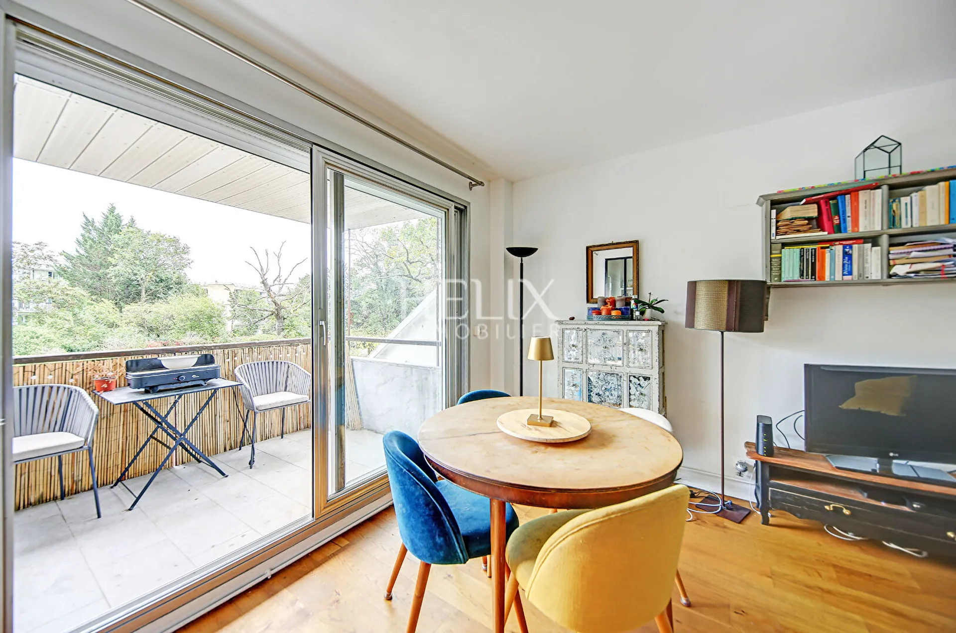 charmant appartement de 3 pièces situé au Vésinet, décoré avec soin et offrant un cadre de vie calme et sans vis-à-vis avec ascenseur.
