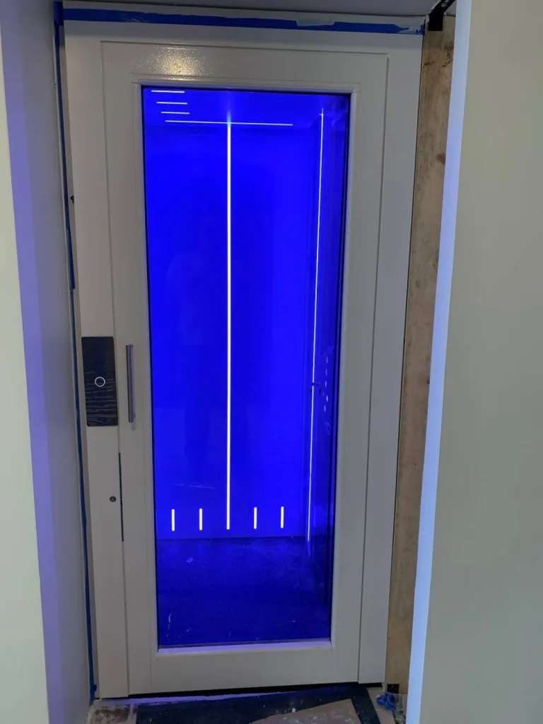 Chaque niveau de l'habitation est équipée de cette porte d'ascneeur de maison en intérieur sur 3 niveaux offrant design et sécurité à Carry le Rouet près de Marseille