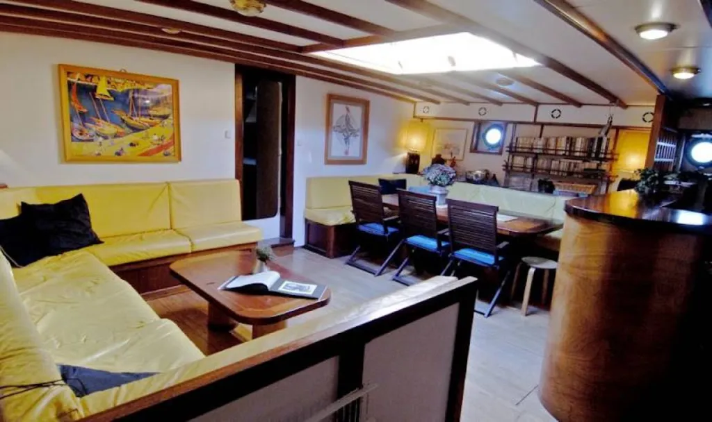 Location d'un grand voilier type goélettes pour des vacances à Marseille