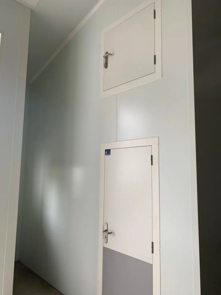 Porte de service DAGARD pour panneaux sandwich isothermes.