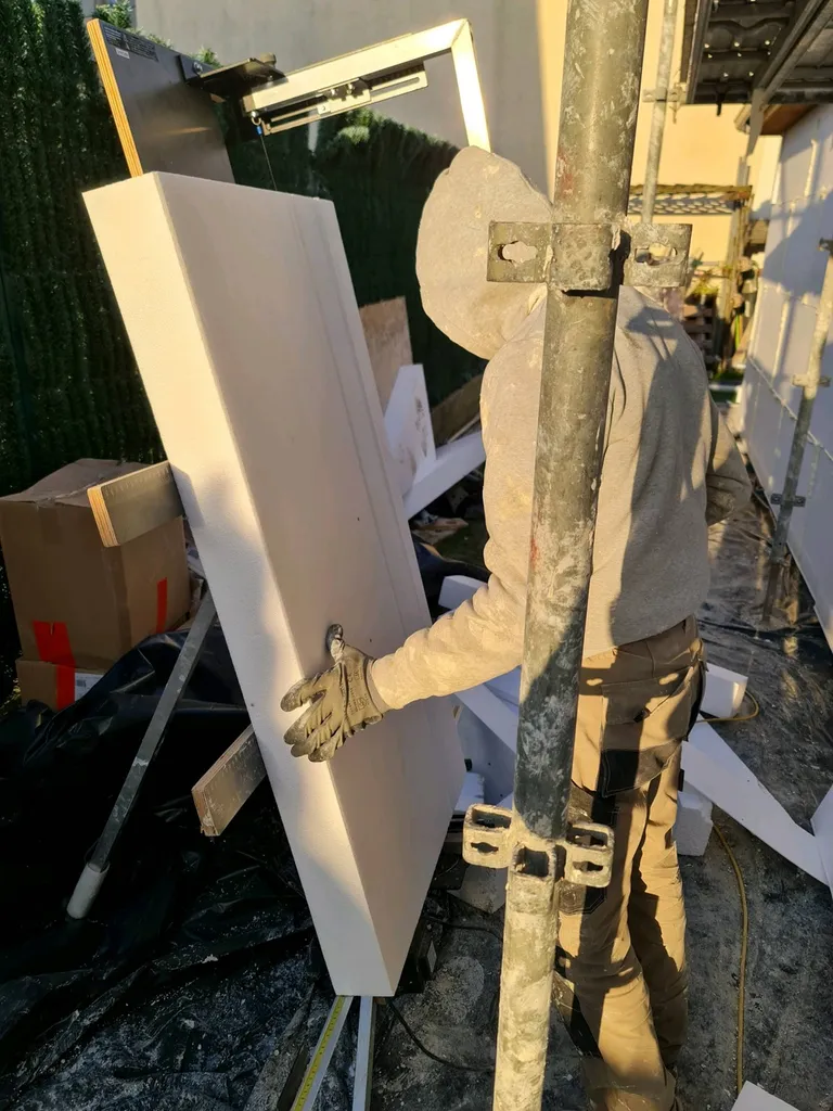 Isolation des murs par l'extérieur en polystyrène blanc à Sartrouville 78