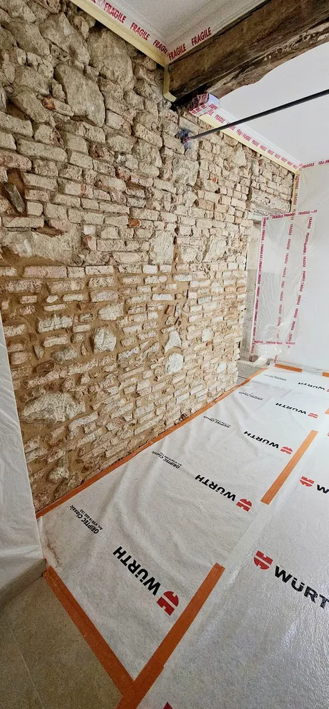 Rénovation d'un mur en pierre et brique avec jointage à la chaux naturelle à Salvagnac dans le Tarn