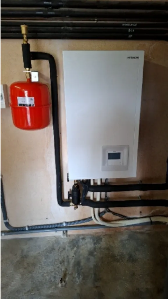 Pose d'une pompe à chaleur air eau Hitachi garantie 5 ans sur le compresseur 