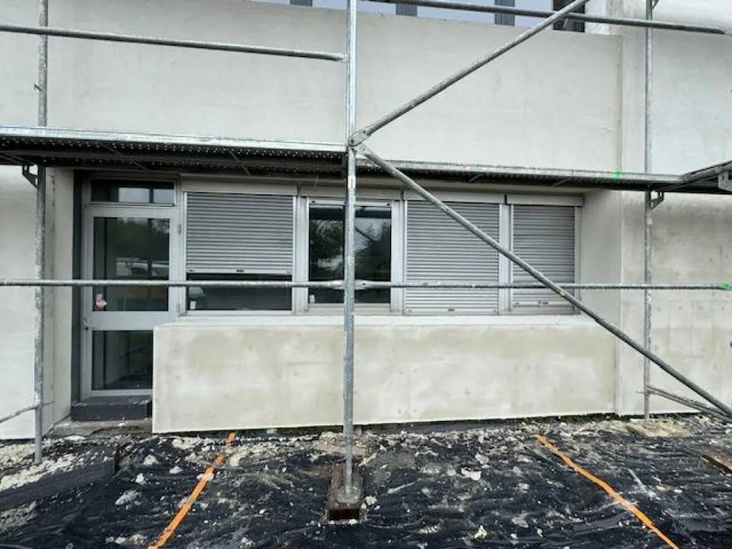 Pose de menuiseries aluminium avec stores toile intérieurs + porte d'accès dans un bâtiment industriel à Vaulx-en-Velin près de Lyon