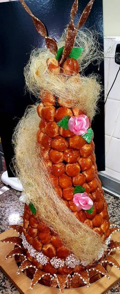 Pièce montée pyramide classique avec cheveux d'ange