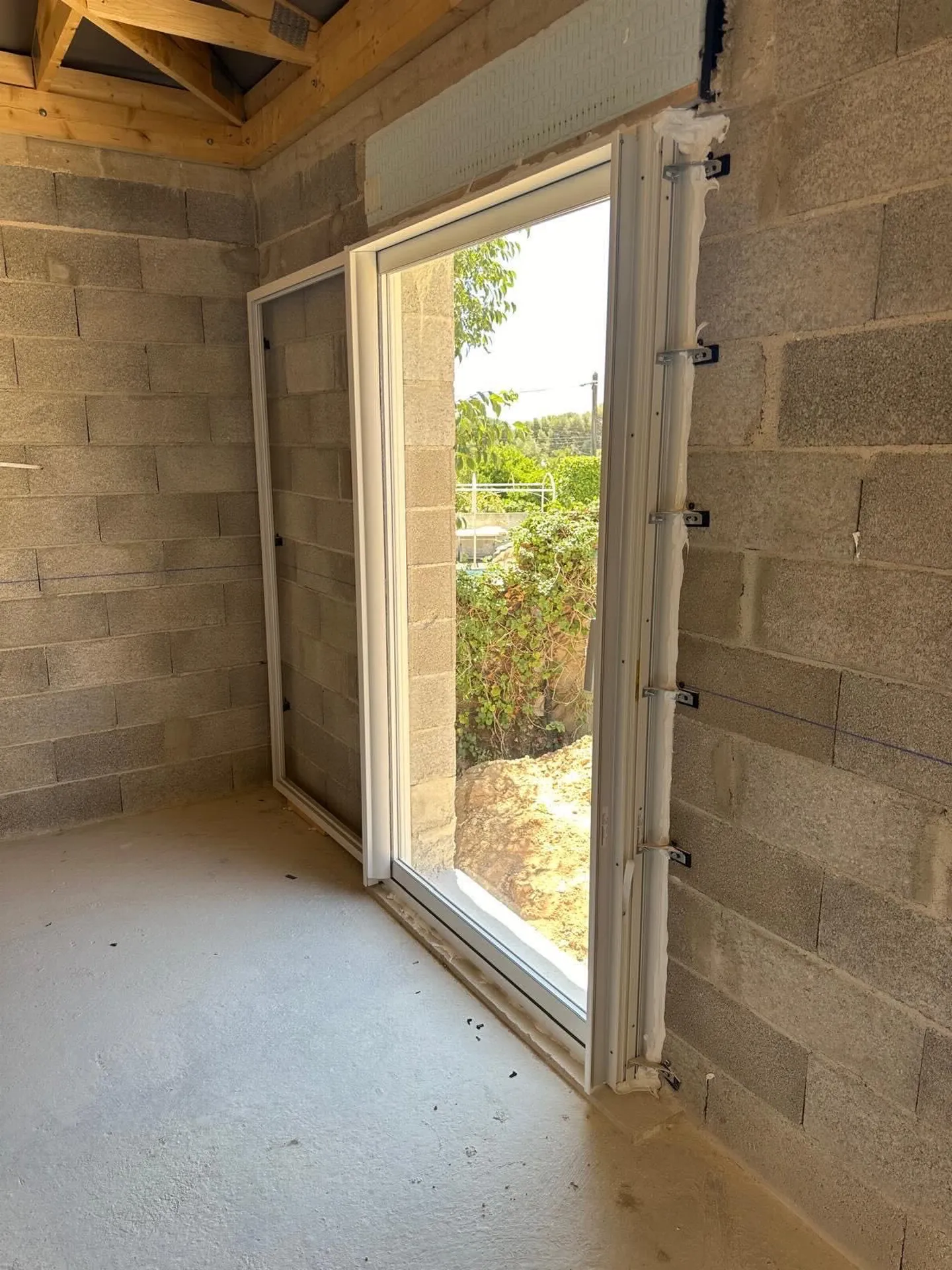 Pose de menuiseries en ALU dans une maison en construction aux PENNES MIRABEAU