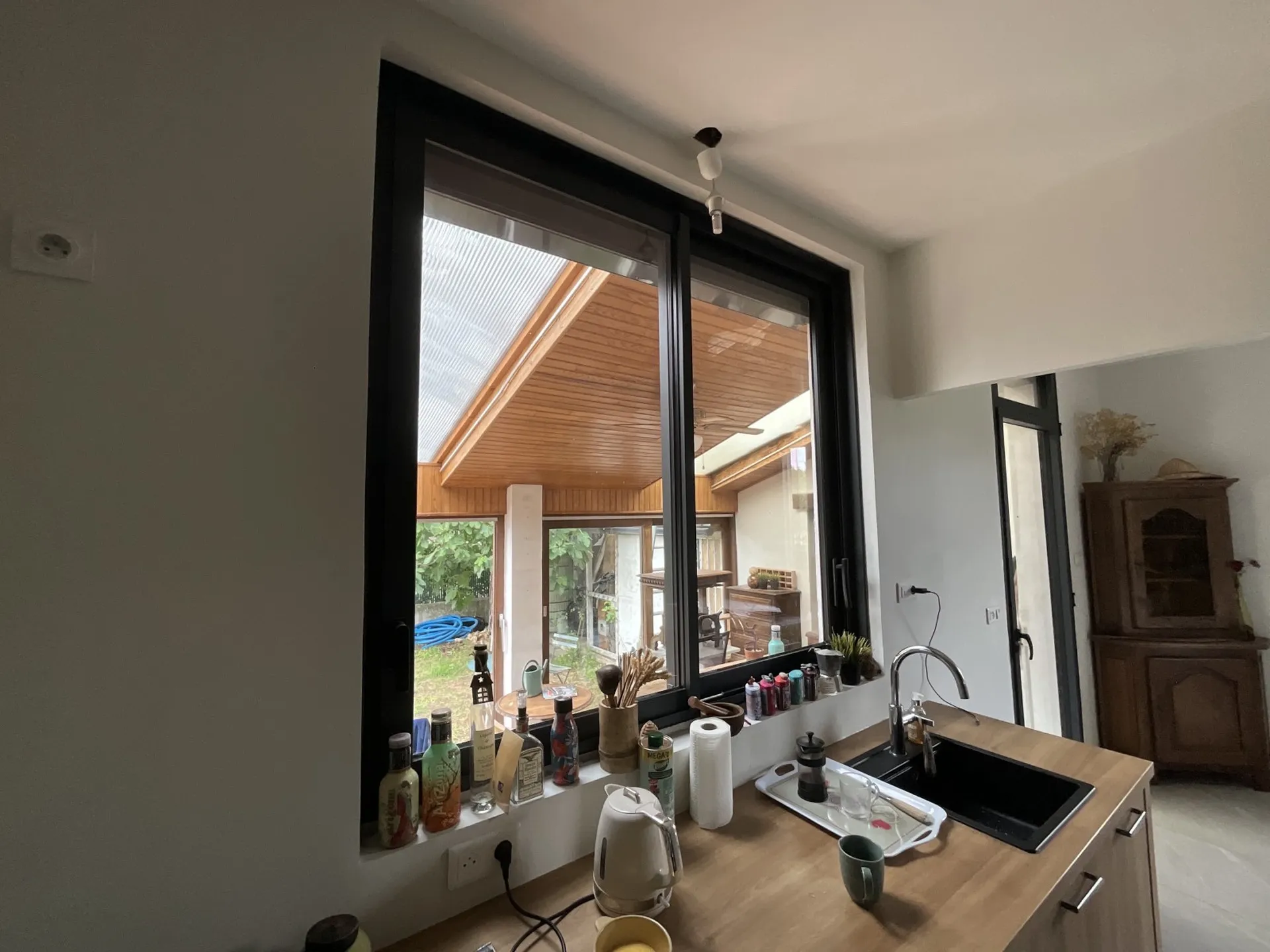 Fenêtre coulissante dans une cuisine à Aix