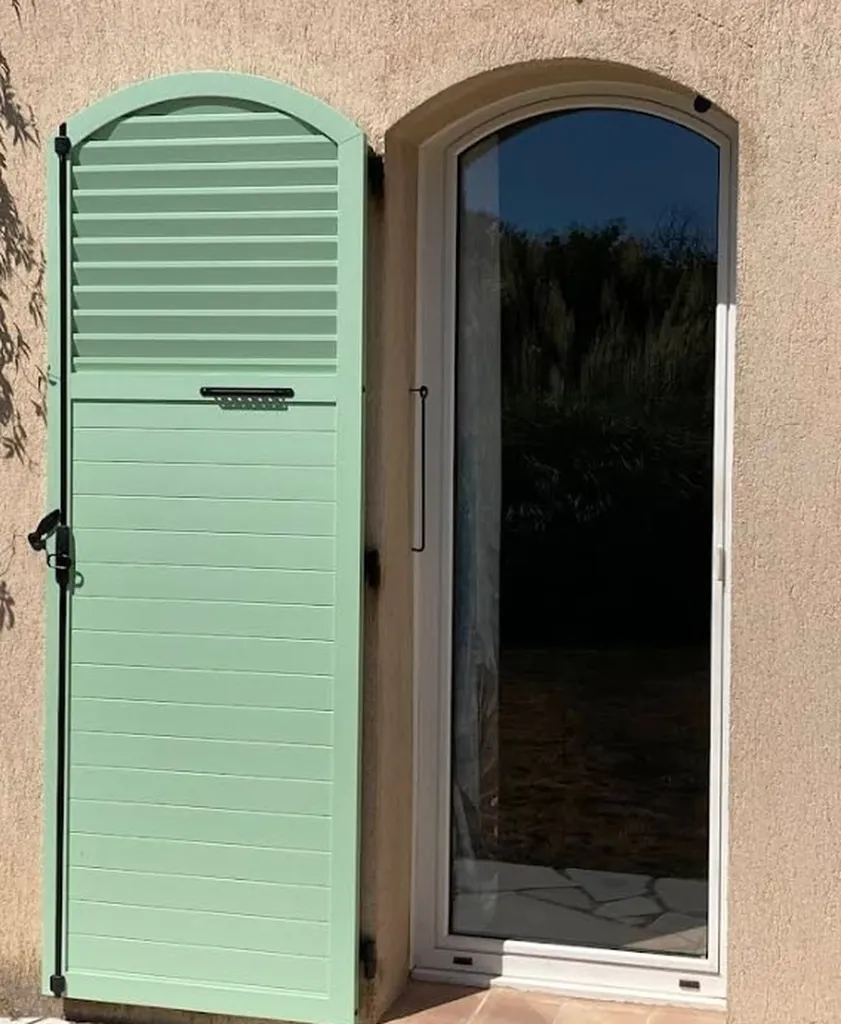 Pose de volet battant aluminium en arc surbaissé à Berre-les-Alpes, avec lames mixtes et fixation sur gonds existants.