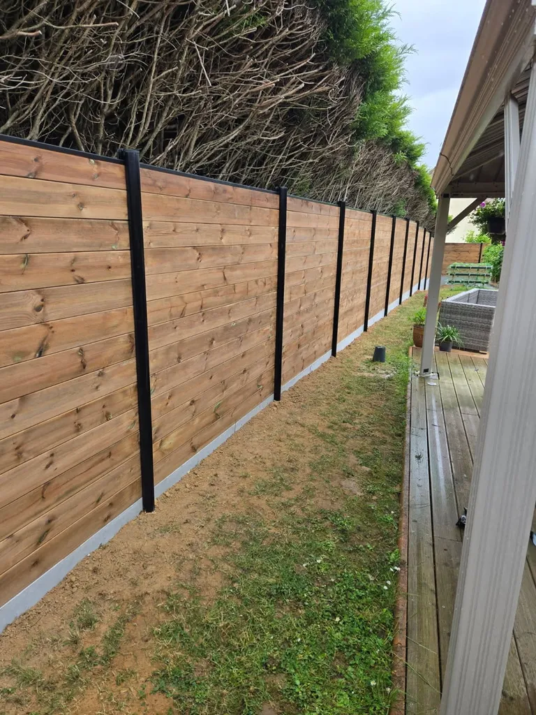 Pose de Clôture mixte béton et Bois Traité sur dalle de Soubassement en Béton à Rouen en Seine-Maritime 76