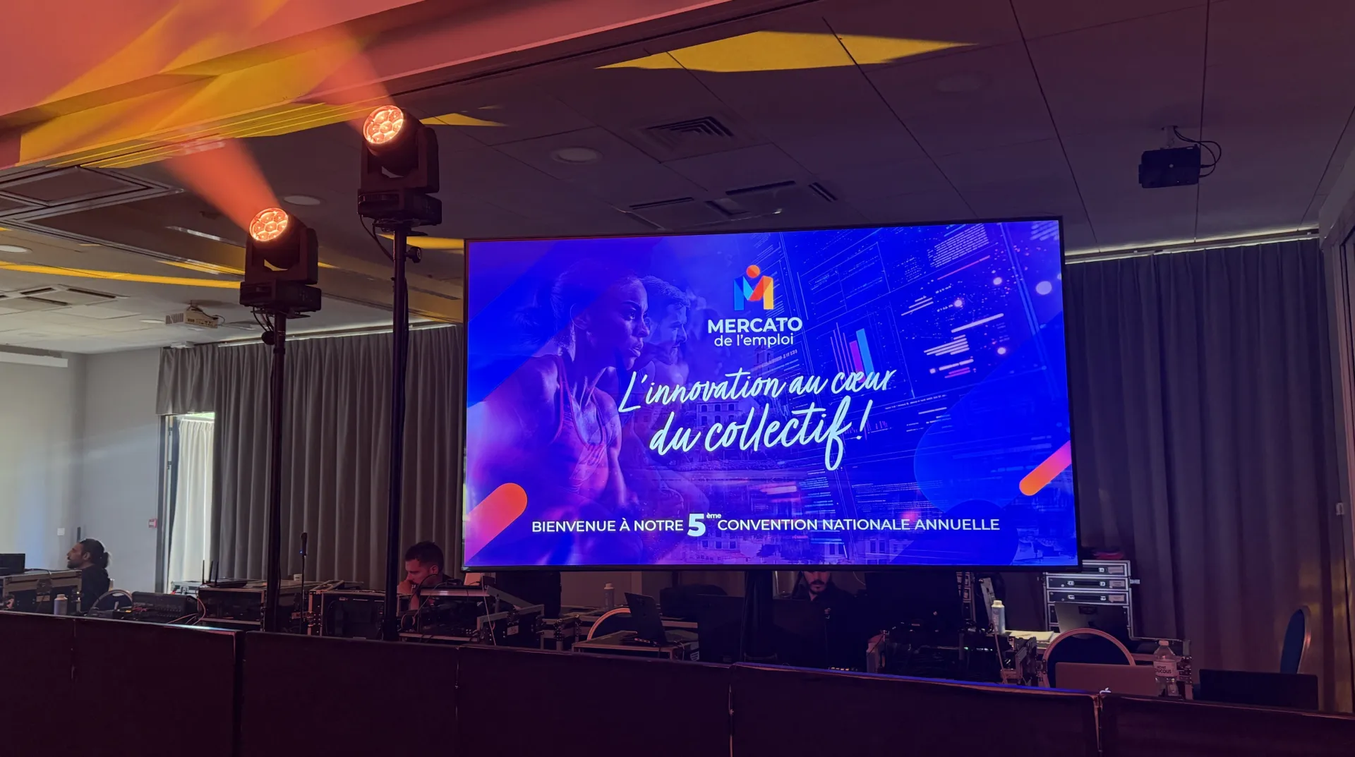 location de matériel sonorisation éclairage audiovisuel podiums pupitre structures scène à Sainte maxime dans le Var