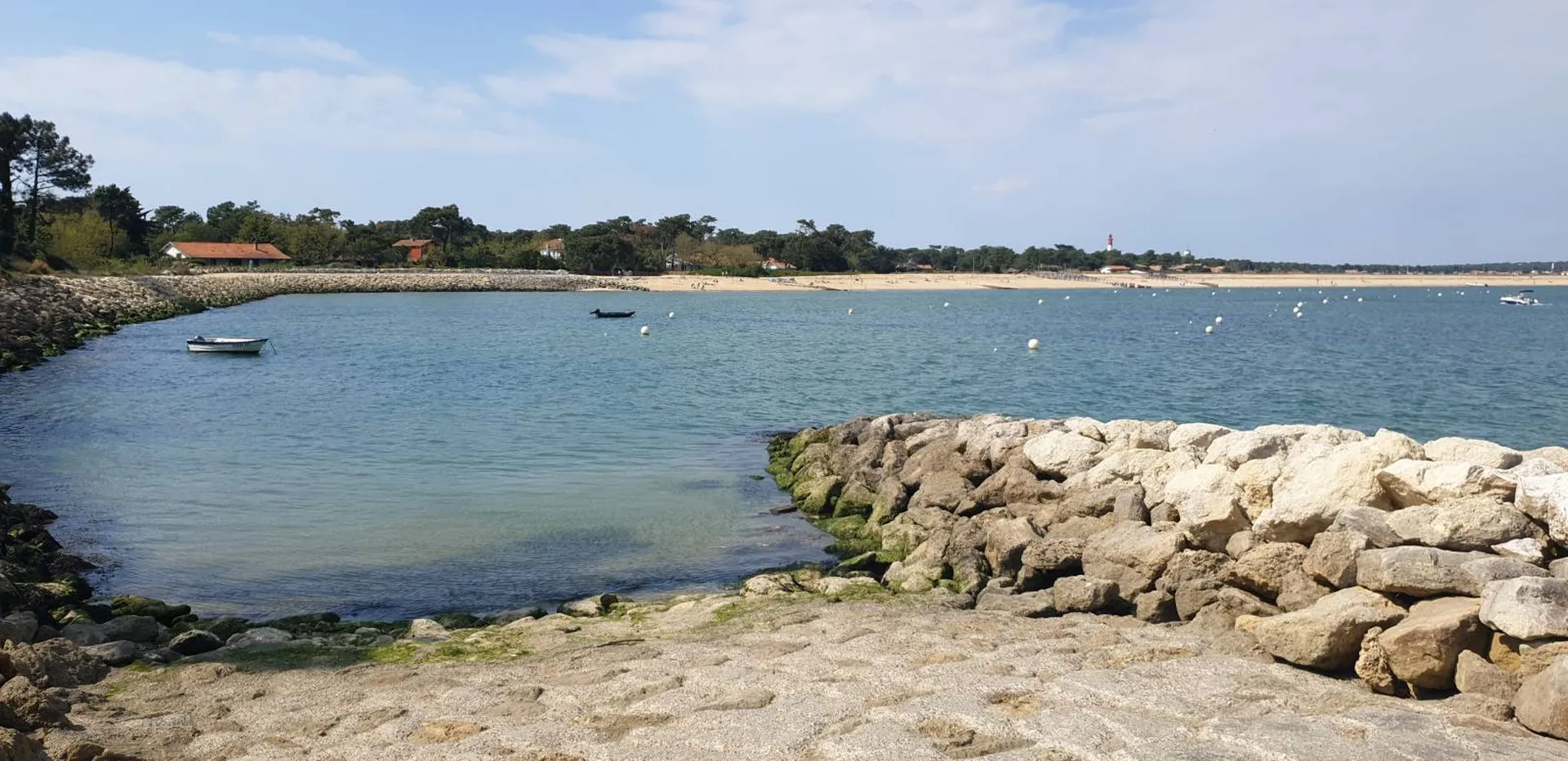 En fonction des marées, Bat'express vous dépose à la cale ou la plage du restaurant Chez Hortense !