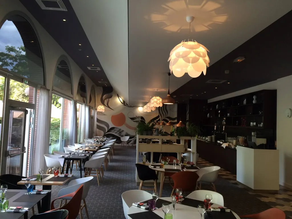 NOVOTEL Toulouse - hôtel restaurant plafond chauffant by Plafonds Tendus Occitans