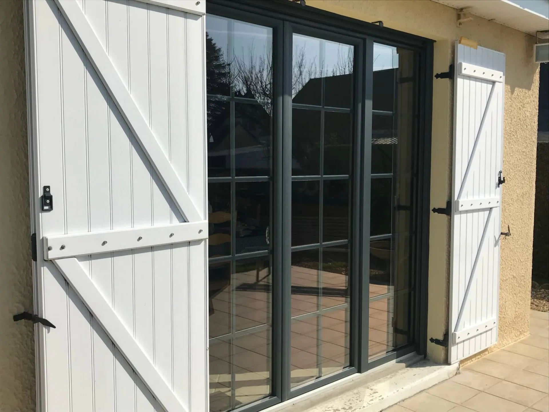 Faire installer des fenêtres en PVC, en aluminium ou en mixte PVC/Alu pour une maison en rénovation proche de Fécamp (76)