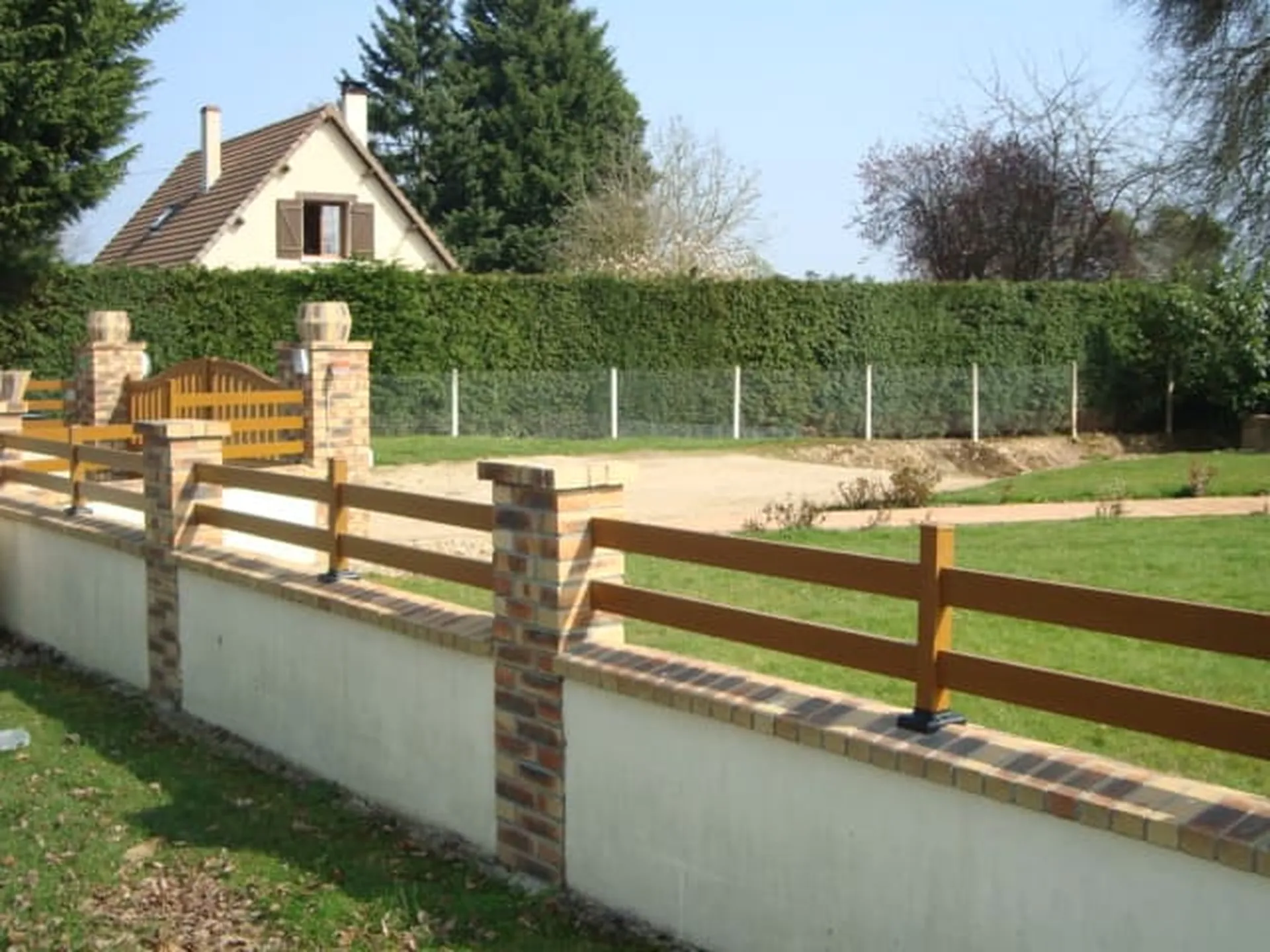 Installation de Clôture aluminium sur muret avec Portails motorisés et Portillon en aluminium à Pont l'Évêque dans le Calvados 14 et ses Alentours