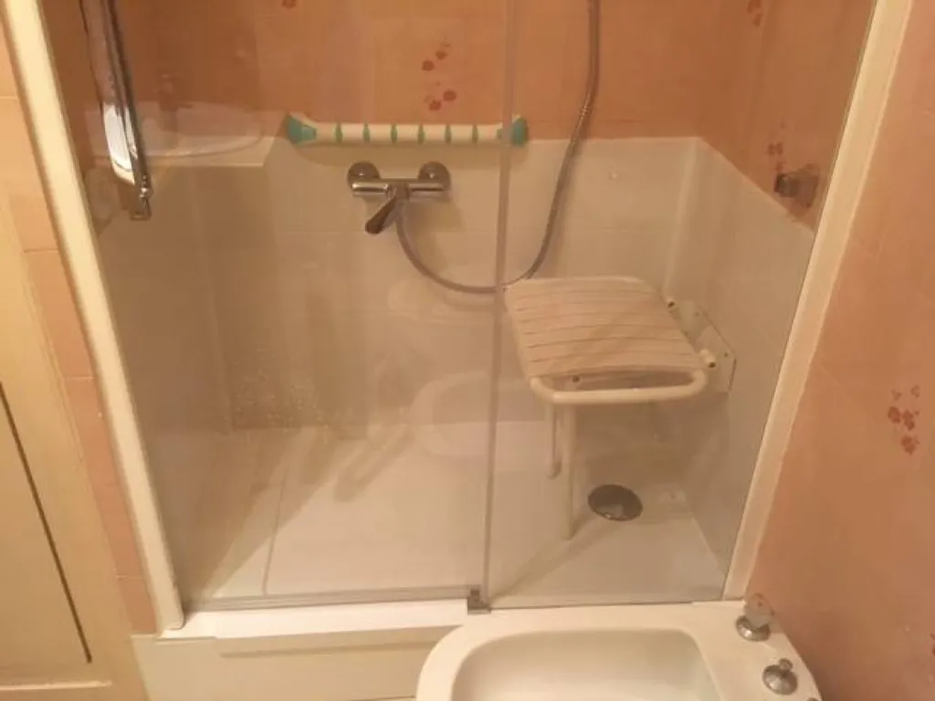 Remplacement baignoire par douche sénior sécurisée pas chère Easyshower à Chamonix, Megève et aux Contamines Montjoix dans les Hautes Alpes (74) Auvergne Rhône Alpes