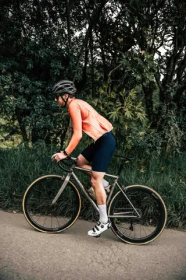 VTT et VTT électriques – Explorez la campagne aixoise en toute liberté avec TheCamp Hôtel